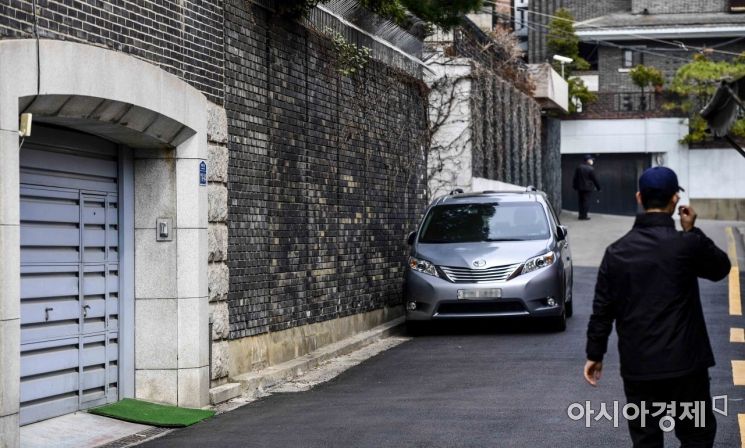 23년 만에 다시 5.18 피고인 신분으로 법정에 서는 전두환 전 대통령의 재판을 하루 앞둔 10일 서울 서대문구 연희동 전두환 전 대통령 자택 인근이 적막감이 멤돌고 있다./강진형 기자aymsdream@