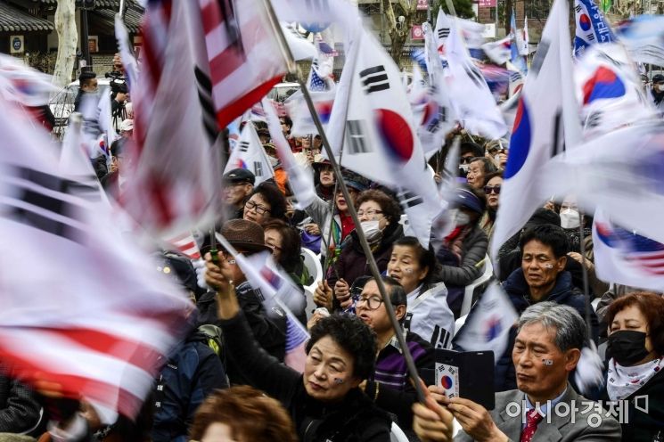 박근혜 전 대통령에 대한 탄핵 심판 선고가 내려진 지 2년을 맞은 10일 서울 종로구 헌법재판소 인근에서 보수단체 관계자들이 박 전 대통령에 대한 탄핵 심판 무효 및 석방을 촉구하는 집회를 하고 있다./강진형 기자aymsdream@