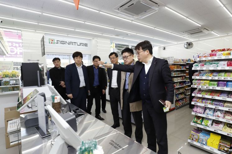 ▲S-OIL은 서울 강서구 공항대로의 하이웨이주유소에 국내 주유소 최초의 미래형 무인편의점인 '세븐일레븐 시그니처'를 문열었다. 사진은 개업식에서 S-OIL과 코리아세븐 관계자들이 매장 내부를 둘러보고 있다.