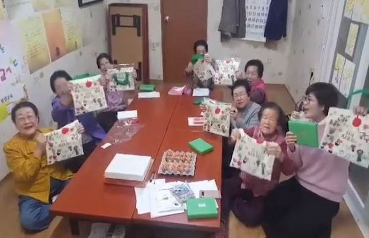영화 '칠곡 가시나들'의 실제 주인공인 할머니들이 김정숙 여사의 책주머니 선물에 10일 보내온 영상편지. (사진=청와대 페이스북)