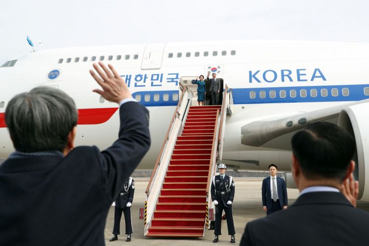 문재인 대통령과 부인 김정숙 여사가 10일 오후 경기도 성남 서울공항을 통해 브루나이로 출국하기 전 손을 들어 인사하고 있다.
사진=연합뉴스