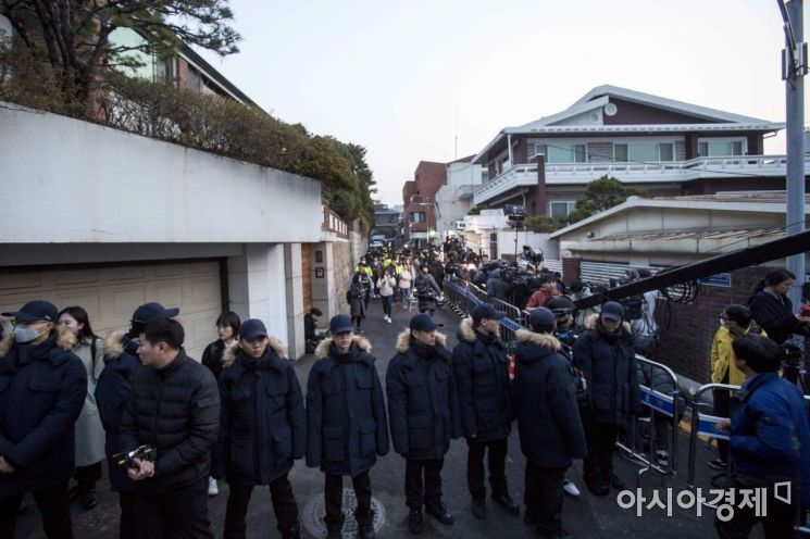 [포토] 전두환 전 대통령 자택 앞, 삼엄한 경비