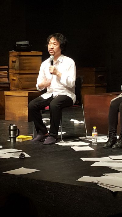 남동진씨가 10일 백성희장민호극장에서 '고독한 목욕' 공연 후 '작가와의 대화'에 참석해 관객들의 질문에 답하고 있다.