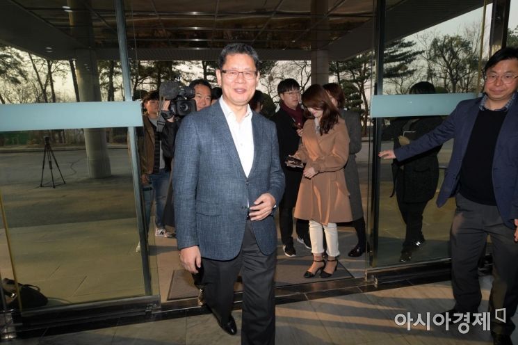 [포토]김연철 통일부 장관 후보자, 밝은 표정으로 출근
