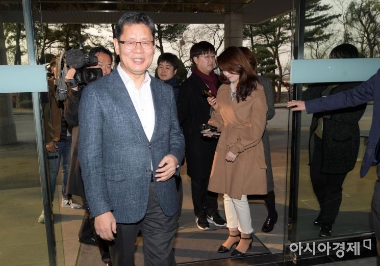 [포토]김연철 통일부 장관 후보자, 출근길 옅은 미소