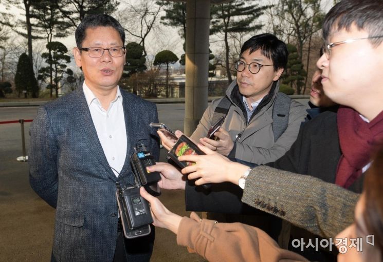[포토]출근길 질문 받는 김연철 통일부 장관 후보자