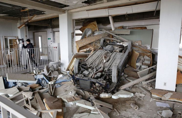 8년 전 오늘 동일본대지진…피해자 54% "소득 줄어"