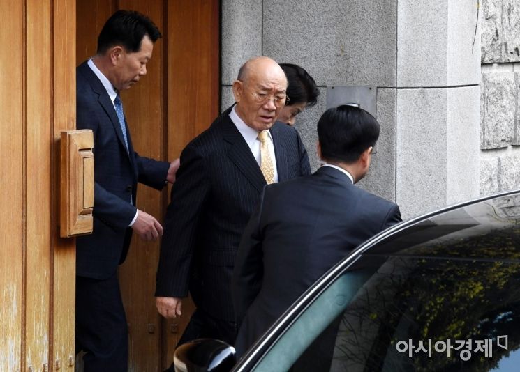 [포토] 전두환, 자택 나서 광주 법정으로