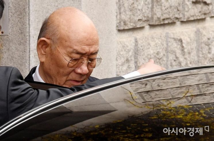 [포토] 차량에 오르는 전두환