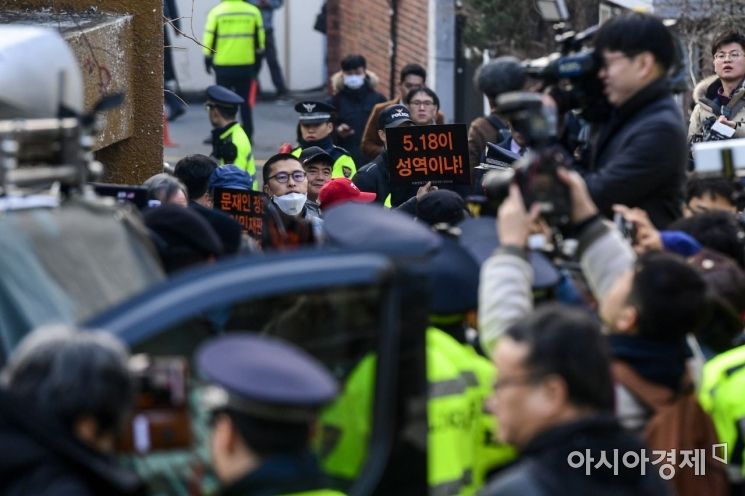 [포토]전두환 전 대통령 재판 반대 촉구하는 보수단체
