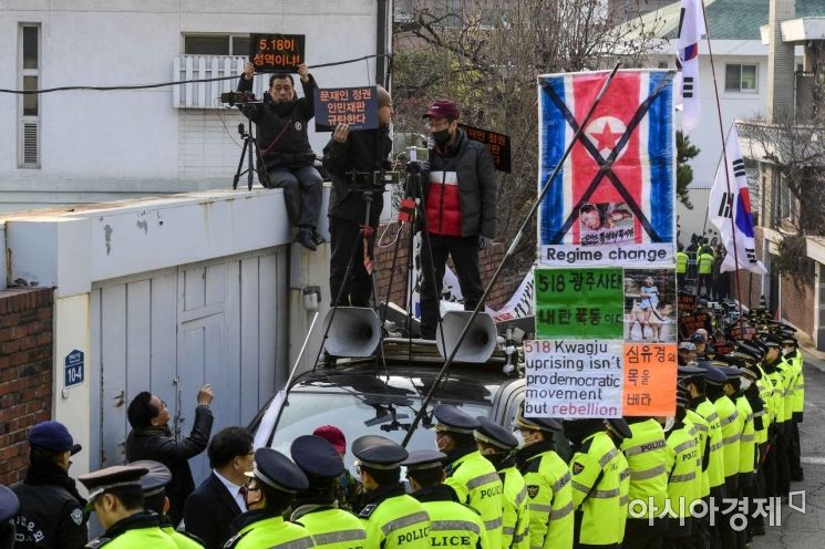전두환, 연희동 자택서 광주 출발…보수단체 "가지말라"출석 반대 시위(종합)
