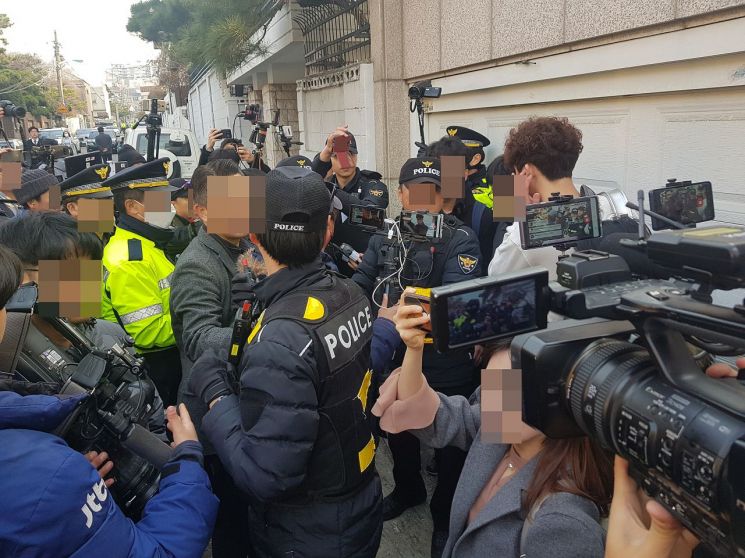 전두환, 연희동 자택서 광주 출발…보수단체 "가지말라"출석 반대 시위(종합)