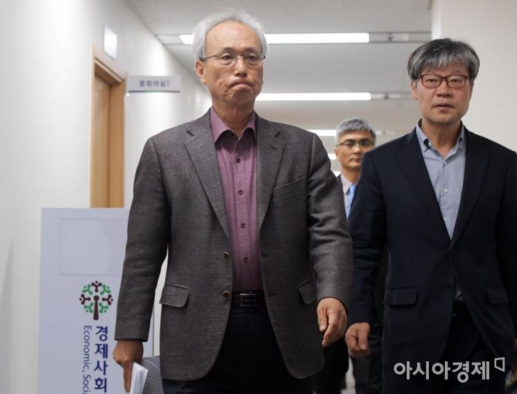 [포토]굳은 표정의 문성현 경제사회노동위원회 위원장