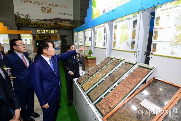 [포토]흙의 날 기념식 전시물 보는 김병원 회장