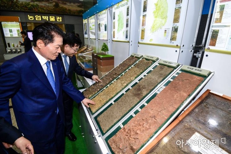 [포토]재배토양 살펴보는 김병원 회장