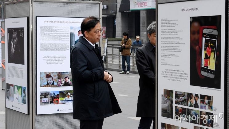 [포토] 가습기살균참사 전시회 찾은 장완익 특조위원장