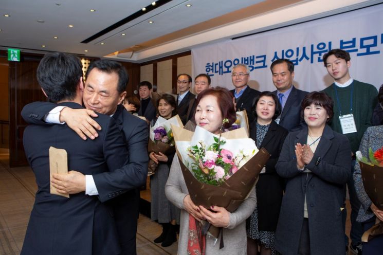 ▲현대오일뱅크는 10일 서울의 한 호텔에서 신입사원 부모님 초청행사를 열었다. 사진은 현대오일뱅크에 입사한 신입사원이 첫 월급을 부모님께 전한 후 포옹을 하고 있다.