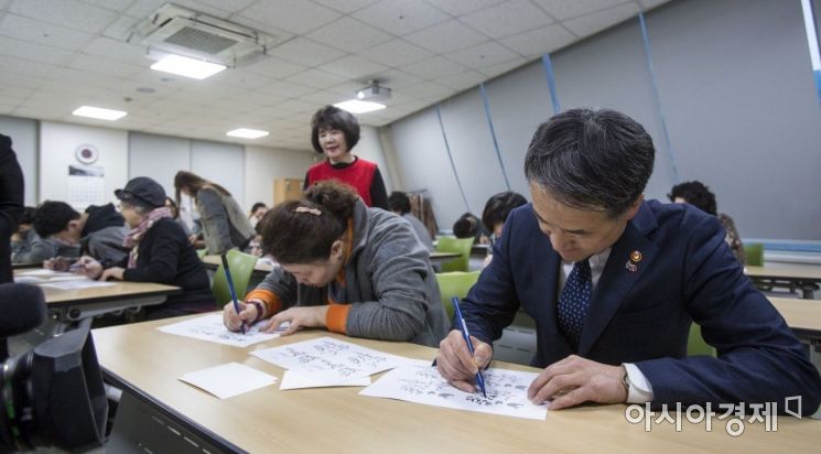 [포토]어르신들과 캘리그래피 체험하는 박능후 장관