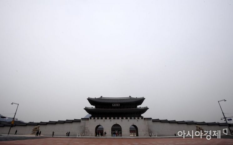 초미세먼지 농도가 '나쁨' 수준을 보인 11일 서울 도심이 뿌옇게 보이고 있다. 국립환경과학원에 따르면 이날 중부지역과 일부 호남지역은 오전에는 대기 정체로, 밤에는 국외 미세먼지의 유입으로 농도가 높을 것으로 전망했다./김현민 기자 kimhyun81@