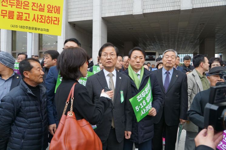 [포토] 성난 광주시민 “전두환 그냥 못 보내”