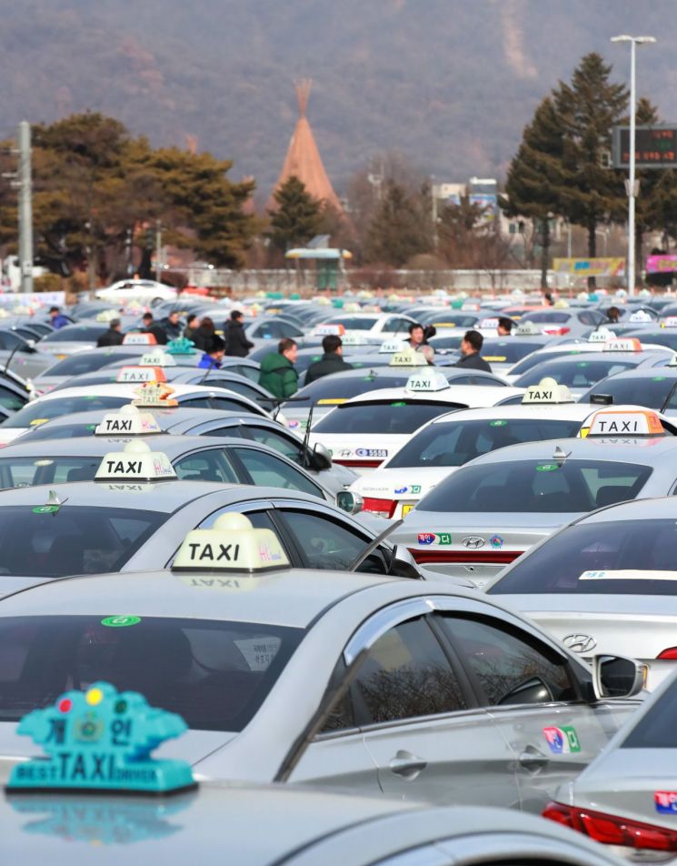 연말연시 개인택시 공급 늘리고 심야택시 '승차거부' 단속 강화