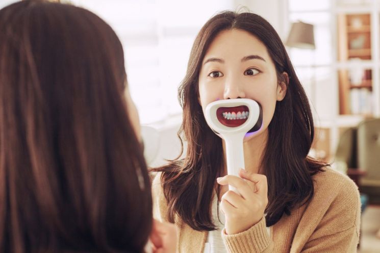 신한생명의 치아보험에 가입한 고객이 사용하는 스타트업 '프리즈머블'이 개발한 치아관리 장치