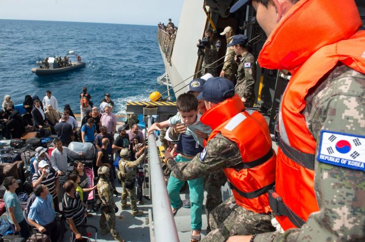 2014년 8월 청해부대 16진(문무대왕함) 장병들이 리비아 교민과 외국인들의 철수를 지원하고 있다. (사진=해군)
