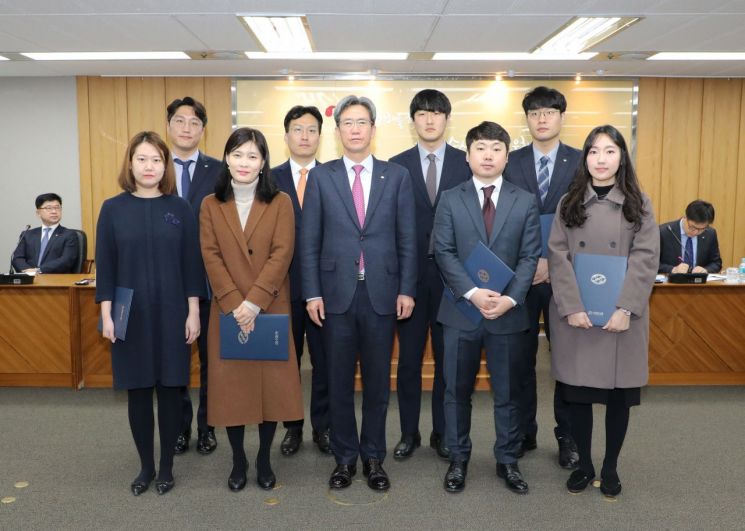 이동빈 Sh수협은행장이(앞줄 가운데) 지난달 중순 제 6기 주니어보드에게 위촉장을 수여한 후 기념사진을 촬영하고 있다. 사진=수협은행 제공