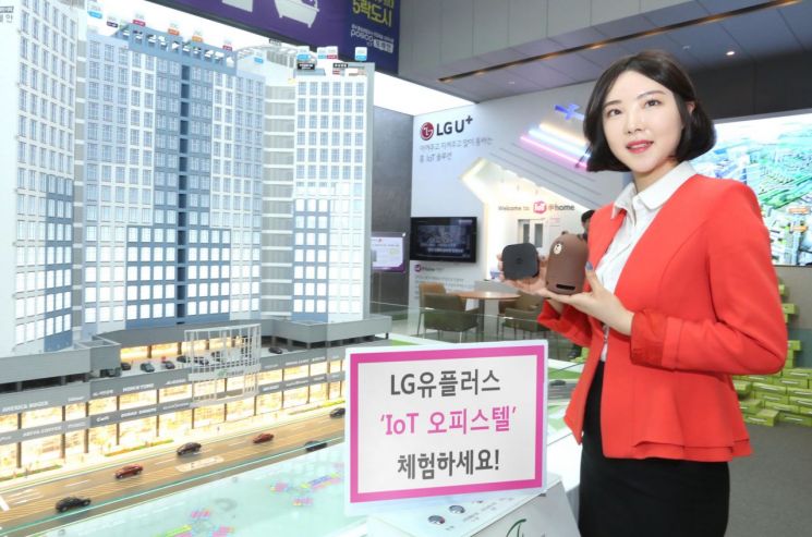 LG유플러스는 더블유밸리와 제휴해 강원도 원주 혁신도시 내 ‘에이스 더블유밸리’ 773세대에 IoT 서비스를 제공한다고 12일 밝혔다. LG유플러스 모델이 청라도시개발의 ‘포스코ICT 포레안’ 모델하우스에서 LG유플러스의 IoT 서비스를 소개하고 있다.