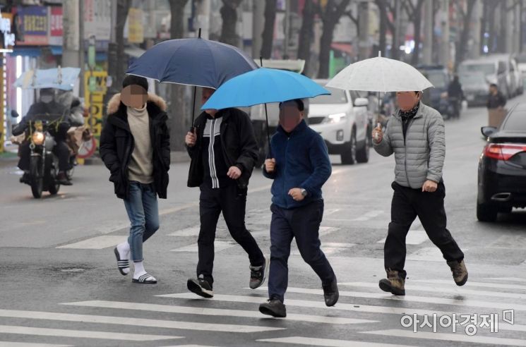"퇴근길에는 우산 챙기세요"…오후 중부지방에 비·눈