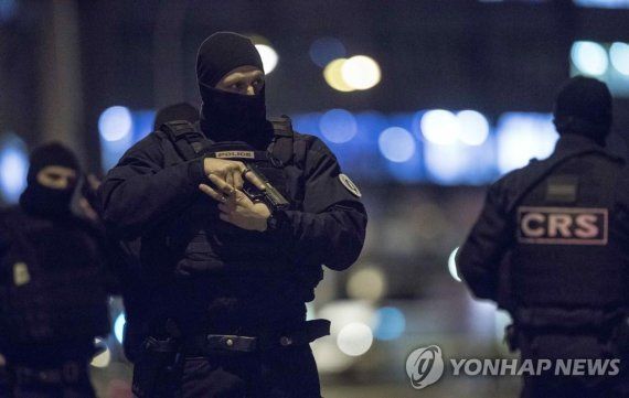 테러 현장에서 경계근무하는 프랑스의 무장경찰. 사진은 기사 중 특정표현과 관계 없음. 사진=연합뉴스(AP)