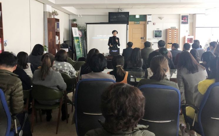 전남 담양군이 군민과 소통하고 공감하는 행정서비스를 제공하기 위해 매월 첫째 주 목요일, 전문 강사를 초빙해 맞춤형 친절교육을 진행하고 있는 모습. 사진=담양군