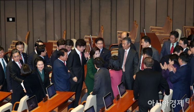 연설을 마친 나경원 원내대표가 동료 의원들에게 박수를 받으며 단상을 내려오고 있다./윤동주 기자 doso7@