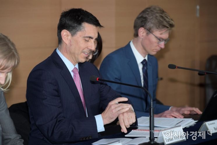 12일 서울 종로구 정부서울청사에서 열린 2019년 IMF 연례협의 언론브리핑에서 넥메틴 타르한 페이지오글루(Necmettin Tarhan Feyzioglu) 한국 미션단장이 시계를 보고 있다. /문호남 기자 munonam@