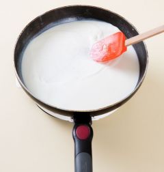 2. 냄비에 버터와 밀가루를 은근한 불에 1분 정도 볶다가 우유를 넣어 잘 푼다.