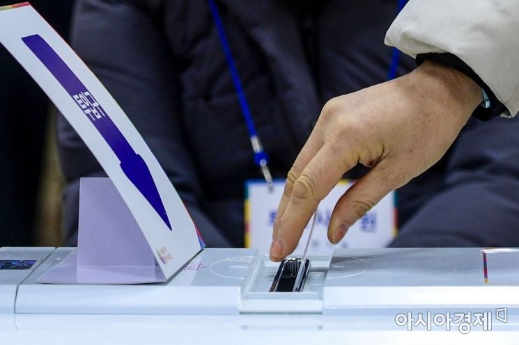 제2회 전국동시조합장선거일인 13일 서울 광진구 중앙농협 본점에 마련된 자양1동 투표소에서 유권자들이 투표하고 있다./강진형 기자aymsdream@
