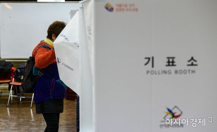 [포토]투표하는 유권자