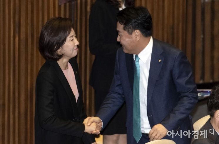 [포토] 반갑게 인사 나누는 나경원-김관영