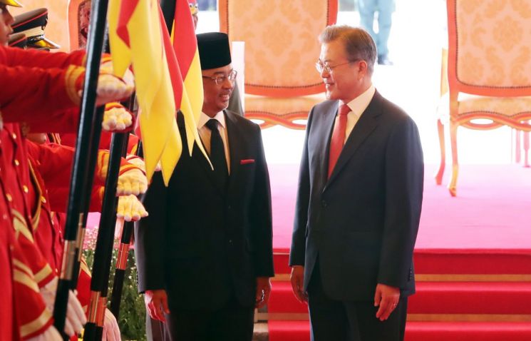 지난해 3월 말레이시아를 국빈 방문한 문재인 대통령이 압둘라 국왕과 대화를 나누고 있다. [이미지출처=연합뉴스]