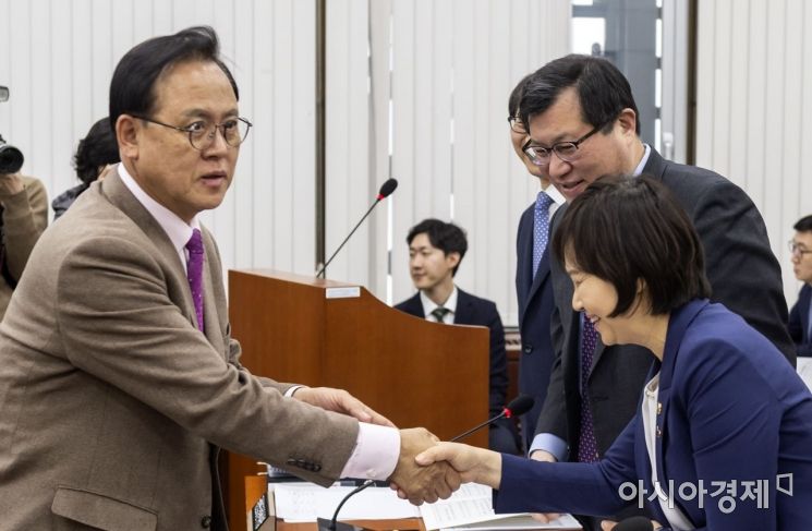 '국회 정상화' 불씨 살린 이명수, 한국당 위원장 복지위 열어