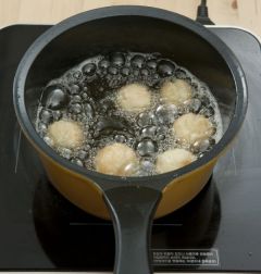 4. 160℃의 식용유에 도넛 반죽을 넣어 튀긴다.