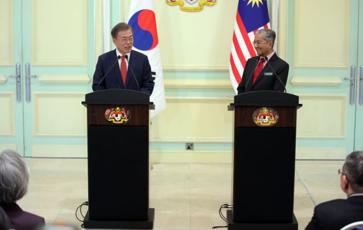 문 대통령, 마하티르와 정상회담…"한-말레이시아 FTA, 연말까지 협상 타결 노력"(종합)