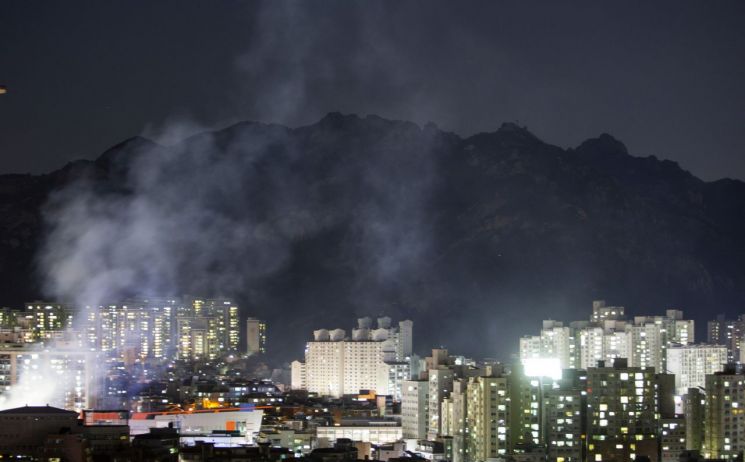 북한산 산불 90% 진화…은평구 견본주택 화재 불씨 옮겨붙어(종합)
