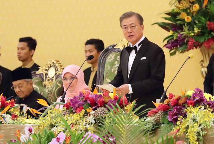 문 대통령, 한·말레이시아 비즈니스 포럼 참석 후 캄보디아로 이동