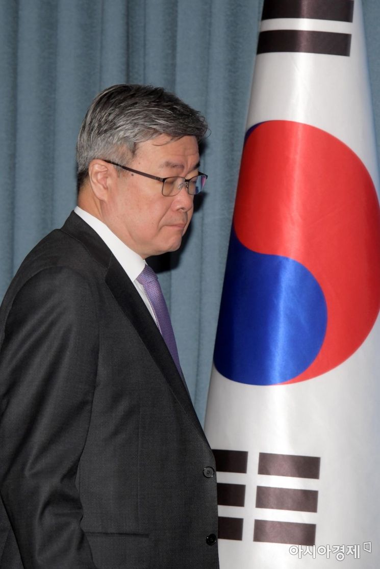 [포토]국정현안점검조정회의 향하는 이재갑 장관