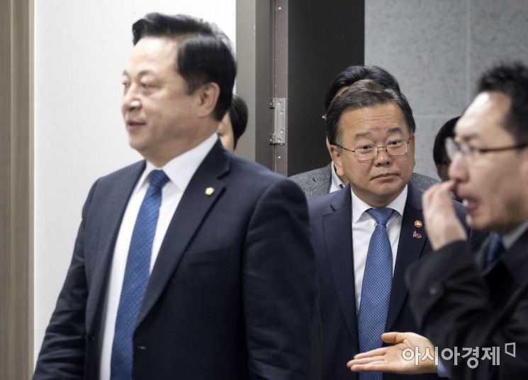 [포토] 지방자치법 개정 당정에 참석하는 김부겸 장관
