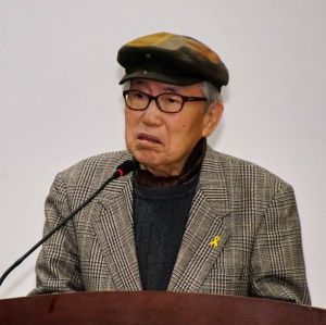 강민 시인은 1933년 서울에서 태어났다. 공군사관학교를 중퇴하고 동국대학교 국문과에서 공부했다. '학원', '주부생활' 등 잡지사를 비롯한 출판계에서 오래 일했다. 1962년 '자유문학'에 시 '노래'를 발표하며 작품활동을 시작했고, 1963년 시 동인지 '현실' 과 드라마 동인 '네오 드라마'에 참여했다. 시집 '물은 하나 되어 흐르네', '기다림에도 색깔이 있나보다', '미로(迷路)에서', '외포리의 갈매기', 공동시화집 '꽃, 파도, 세월' 등이 있다. 동국문학상, 윤동주문학상, 펜문학상 등을 받았다. 사진=김이하 시인