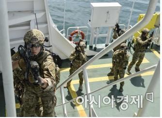우리 선박이 피랍됐을 때를 가정해 실시하는 민관군 합동훈련에 참여한 장병들이 무장한 상태로 작전을 수행하고 있다. (사진=해군)
