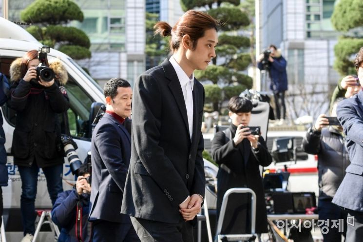 [포토]포토라인으로 이동하는 정준영