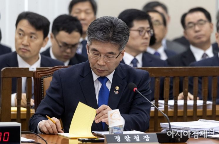 [포토] 메모 확인하는 민갑룡 청장